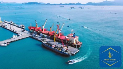 Tàu hàng cập Cảng Cam Ranh.
