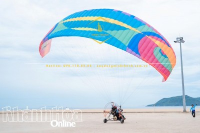 Biểu diễn dù lượn dọc bờ biển Nha Trang