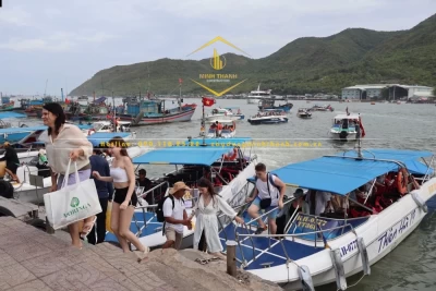 Du khách trở về sau chuyến tham quan vịnh Nha Trang.
