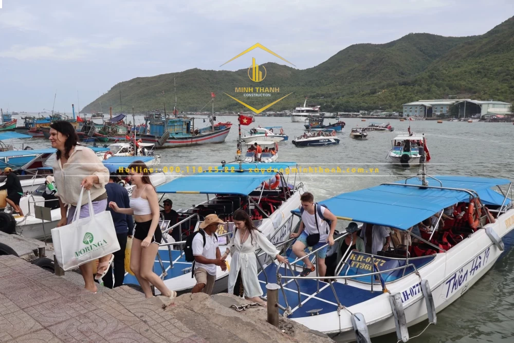 Du khách trở về sau chuyến tham quan vịnh Nha Trang.